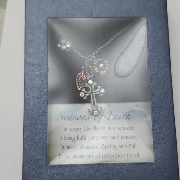 🥳3/$16 Cross necklace - Picture 3 of 3